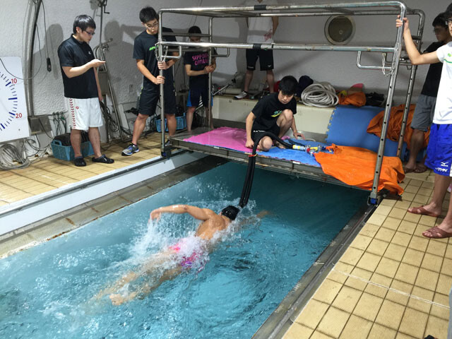鹿屋体育大学で定期的に行なっていた、流水プールを使ったVO2max（最大酸素摂取量）測定の様子。運動中に身体が取り込み、利用できる酸素量の最大値を測定し、持久力の状態やトレーニング効果を確認していました