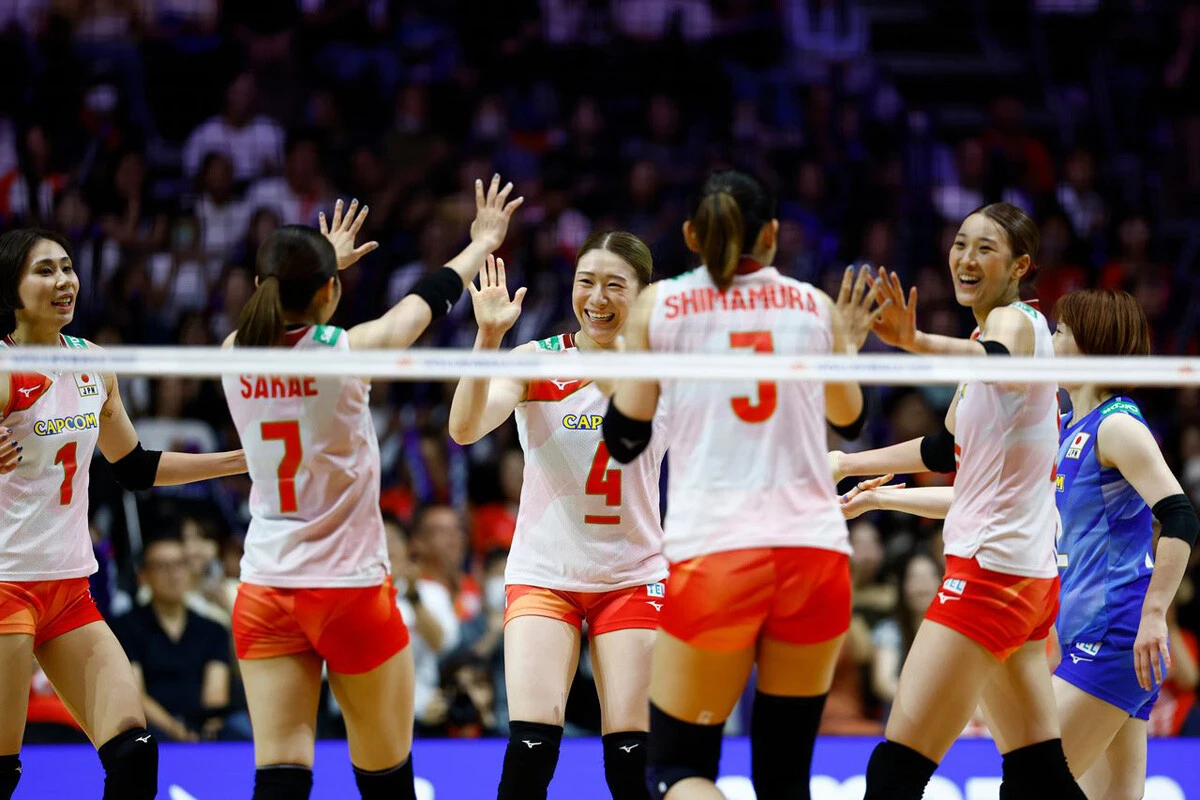 VNLで6年連続の決勝トーナメント進出を決めた女子代表。キャプテンの石川真佑（左から3人目）を中心に粘りのバレーを高める