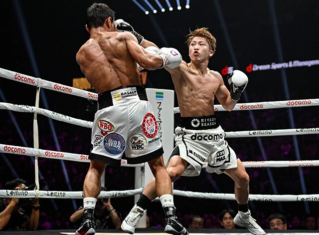 2025年9月14日の4団体統一世界スーパーバンタム級タイトルマッチで、アフマダリエフに右ストレートを放つ井上。増田氏の指摘どおり、足の筋肉が大きく盛り上がっていることがわかる（写真／山口フィニート裕朗/アフロ）