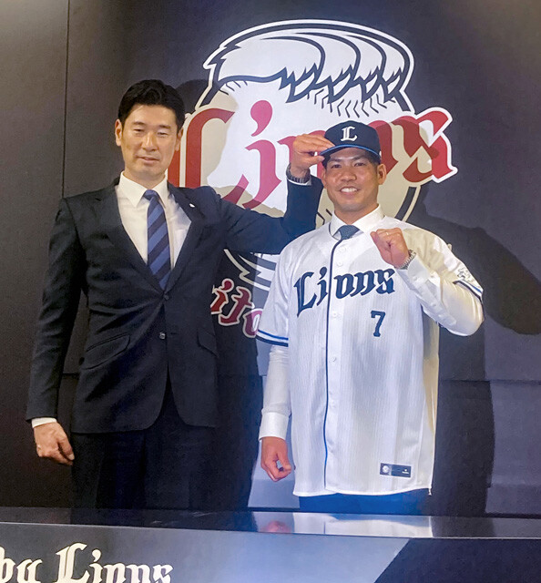 DeNAから西武へ移籍した桑原（右）。「猪突猛進型のプレースタイルで勢いがあります」（お股ニキ氏）