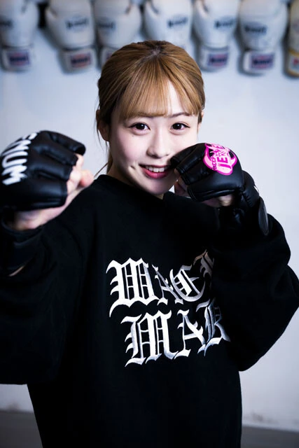 レスリング→ギャル→MMAへ転身!?  注目の美人MMAファイター・大井すずはアイドルとラーメンに夢中!?【後編】