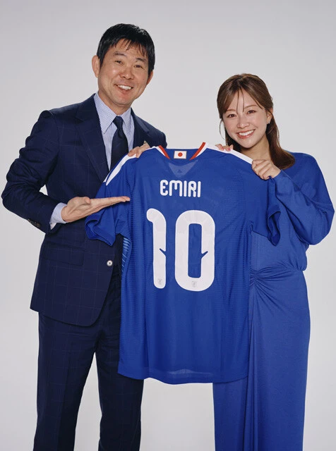 森保監督が「EMIRI」の名前がプリントされた特製ユニフォームを用意してくれた。背番号はエースナンバーの10番だ