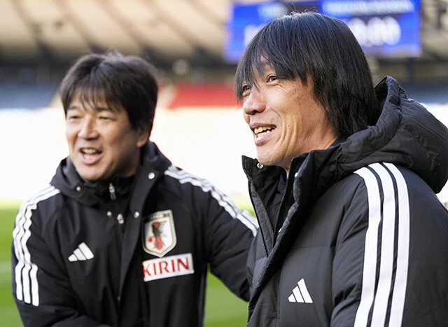 名キッカーとして名をはせた中村コーチ（右）。名波コーチ（左）と共に攻撃をデザインしてくれそうだ