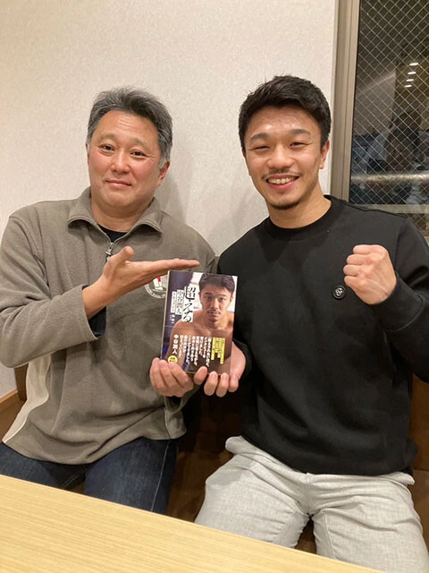 中谷潤人選手（右）と共に自著を持つ著者の林壮一氏（左）