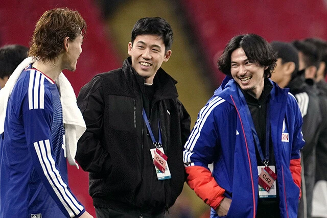 3月のイングランド戦を観客席から見守った遠藤（中）と南野（右）。遠藤は選出、南野は選外ながらメンターとして同行予定