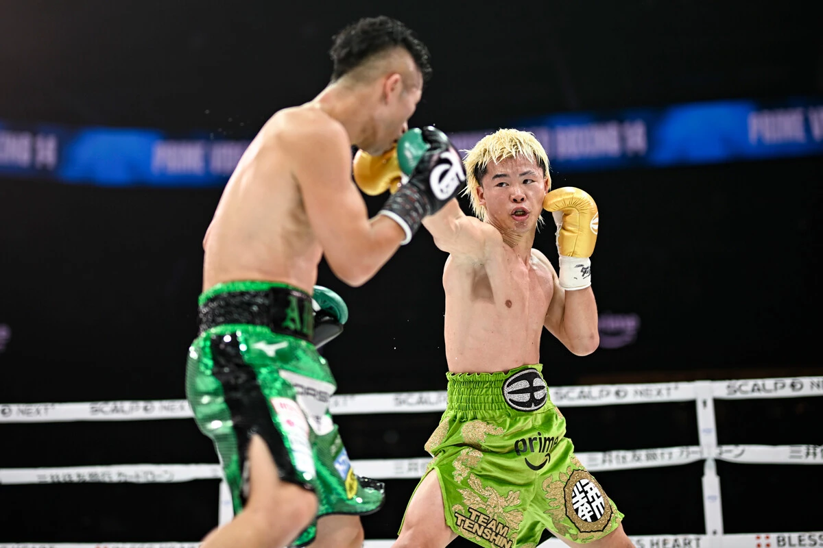 昨年11月、井上拓真（左）に敗れて初黒星を喫した那須川天心（右）。再び世界の頂点を目指すための闘いを迎える