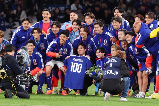 2025年キリンチャレンジカップで森保監督が通算100戦目を記録した際の選手との記念撮影の様子（写真／YUTAKA／アフロスポーツ）