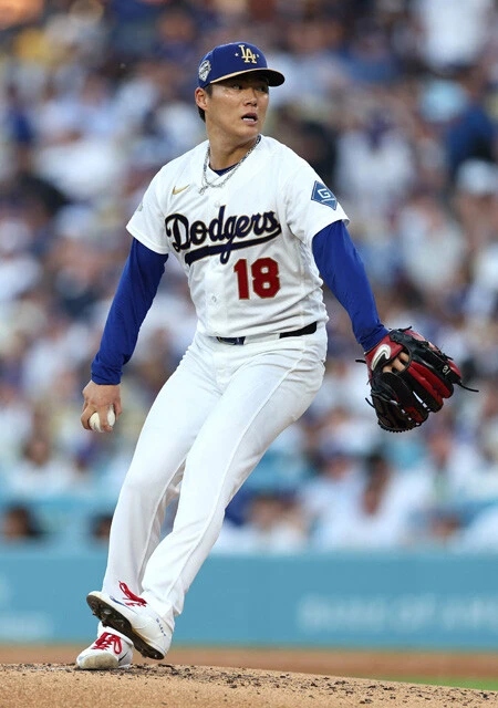 昨季WSで3勝を挙げるなど大車輪の活躍でシリーズMVPに輝いた山本。今季も2年連続で開幕戦白星を飾った