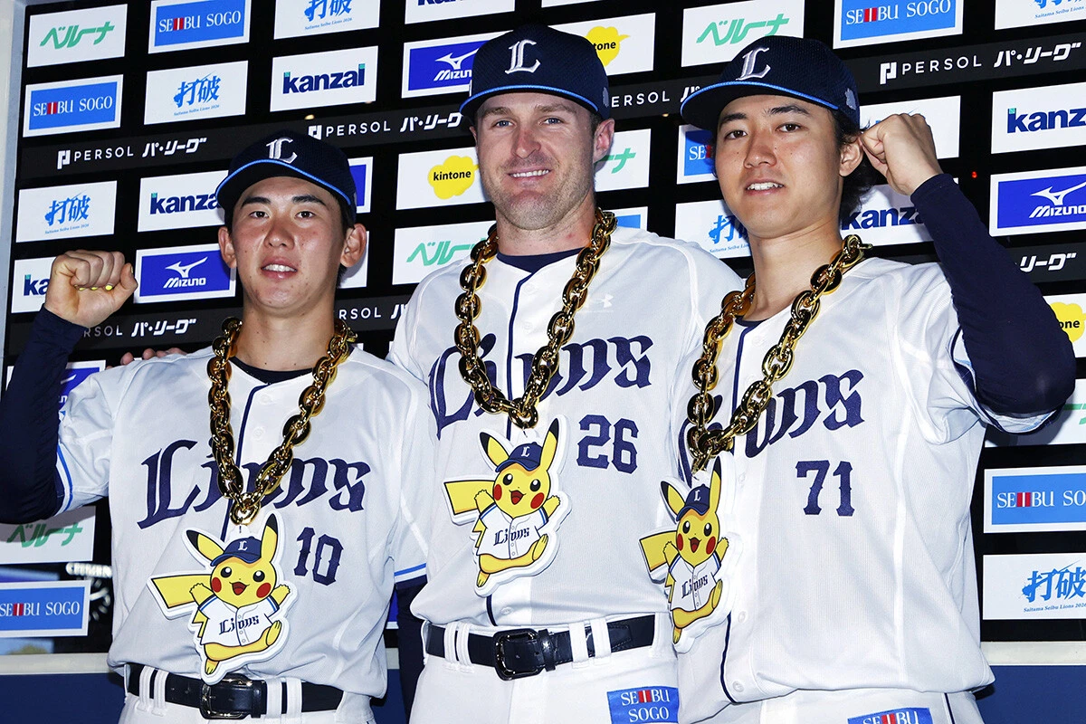 5月1日に復帰した西武・ネビン（中央）。そこから14試合で7本塁打、打率.412と大暴れ