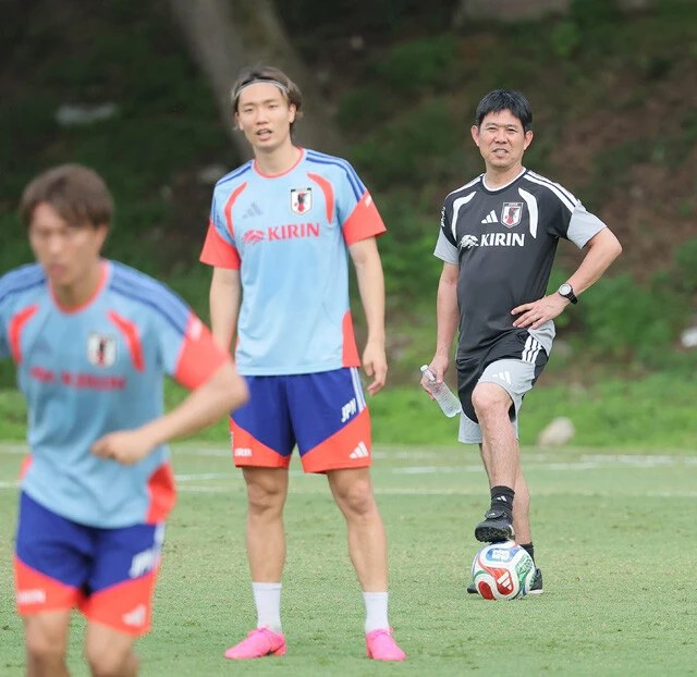 板倉と森保監督、互いの信頼は厚く、先月末のアイスランド戦以前にも、世代別代表やW杯アジア2次予選などでキャプテンマークを託されている
