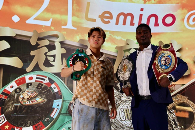 9月21日に行なわれるセムジュ・デビッド（右）戦の会見に臨んだ佐々木（左）。快勝で世界戦への弾みをつけたい