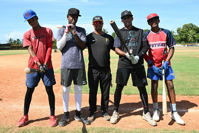 ドミニカ共和国では「プログラマ」といわれる野球の育成機関が存在し、プロを目指す10代前半から18歳までの少年が在籍している