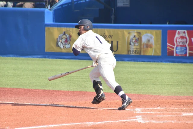 今秋のドラフトで上位指名が予想される明治大の榊原。小柄ながら長打力に長けた、強肩の中堅手だ