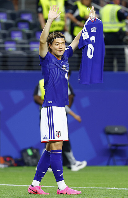 離脱した遠藤航のユニフォームを掲げる板倉。大会3日前にチームキャプテンを引き継いだ