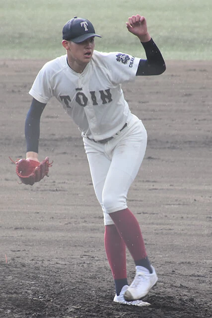 川本晴大（大阪桐蔭）身長192㎝の長身で真上から投げ下ろす角度が魅力