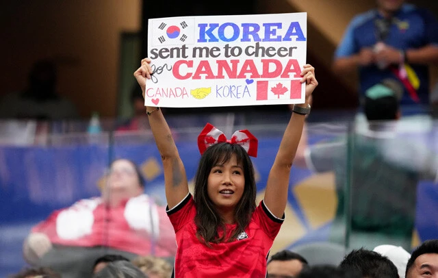 ロサンゼルス・スタジアムでプラカードを掲げる韓国の女性サポーター