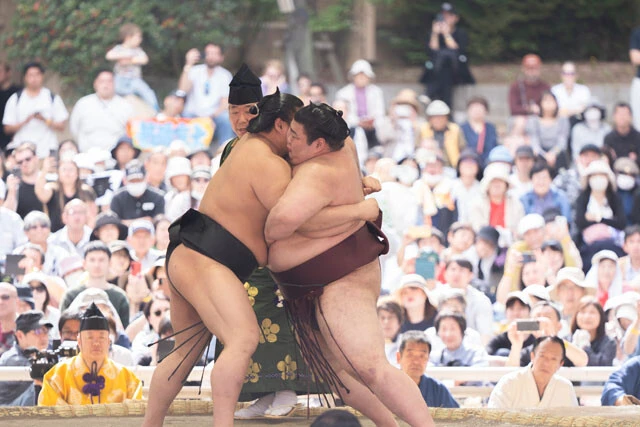 迫力満点の相撲を観客に見せた