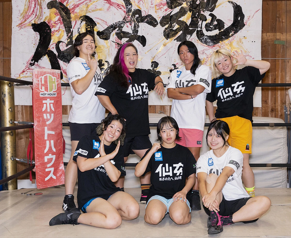 センダイガールズプロレスリング。2006年に元GAEA JAPAN・里村明衣子と、みちのくプロレス・新崎人生により旗揚げ（11年からは里村が代表）。写真の左上から時計回りにスパイク・ニシムラ、橋本千紘、岩田美香、岡優里佳、YUNA、高野玲菜、愛海