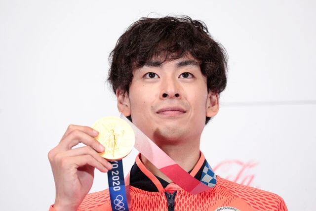 宇山 賢　1991年12月10日生まれ、香川県出身。2021年の東京五輪・男子エペ団体で日本フェンシング史上初の金メダルを獲得。同年10月に現役を引退。2025年3月に筑波大学の社会人大学院を修了。日本フェンシング協会・アスリート委員会の委員長（共同）などを務める