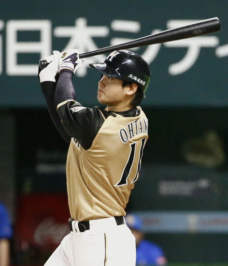 【日米史上初「先発投手の先頭打者HR」】大谷翔平 (日本ハム/2016.7.3 vsソフトバンク) プロ4年目で初めて「1番・ピッチャー」で先発した大谷が1回表、初球を右翼席へプレーボール弾。先発投手による先頭打者本塁打は日米プロ野球史上初の快挙だった。しかも投げては8回10奪三振無失点でこのシーズン8勝目。敵地での試合をひとりで支配した。