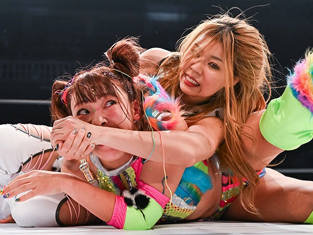 葉月選手（右）が得意とするフェースロックを受けてもがき苦しむも、なんとかエスケープ ⒸSARDOM