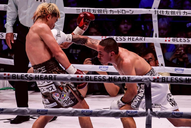 エストラーダの右を被弾する天心