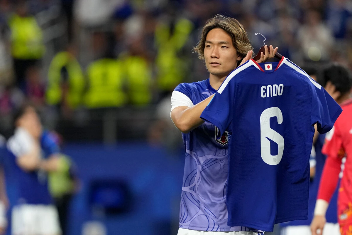 6月26日に行なわれたグループステージ最終節・スウェーデン戦（1-1）の終了後、板倉はピッチ上で遠藤航のユニフォームを掲げていた