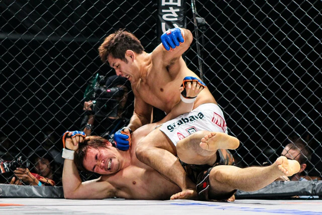 入団テストでヒジを脱臼させられた山本喧一と2011年に『GRABAKA LIVE!』で対戦し、マウントパンチでTKO勝利