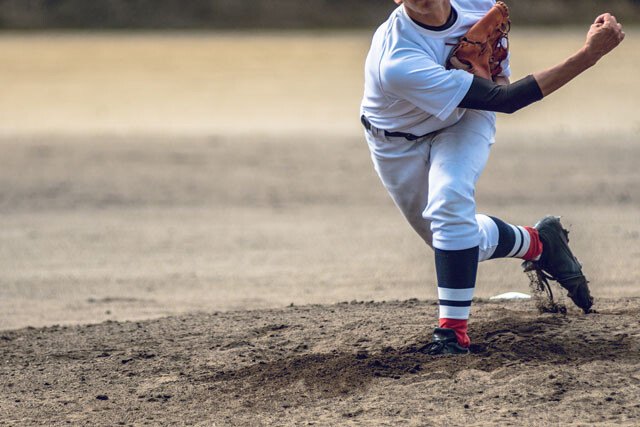 高校野球で投球をするピッチャーのイメージ画像