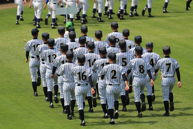 球場に入場する高校球児たちのイメージ画像
