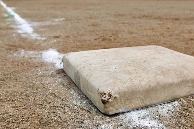 野球場のベースのイメージ画像