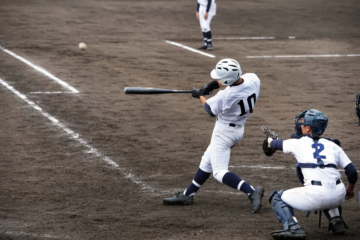 高校野球の試合でヒットを打つバッターのイメージ画像