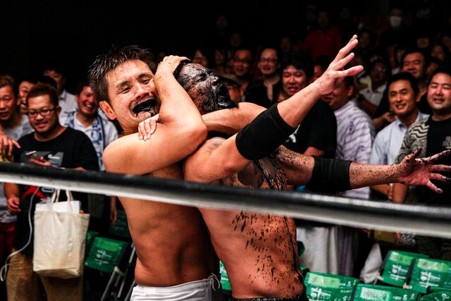 2015年、闘病中の垣原賢人を支援するプロレスの大会で、バラモン兄弟と対戦する菊田早苗