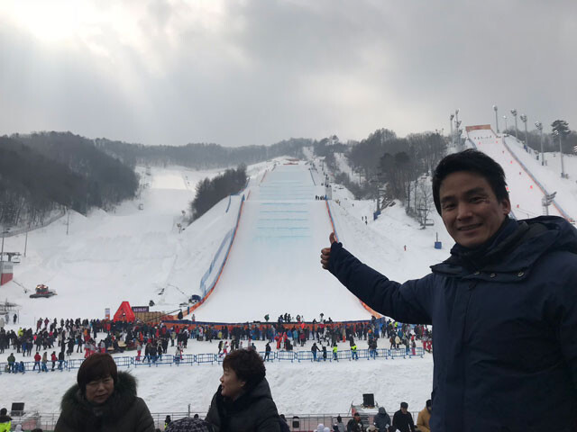 スノーボード「ビッグエア」の会場にて。この日も曇天と強風で、競技開始時間が遅れました