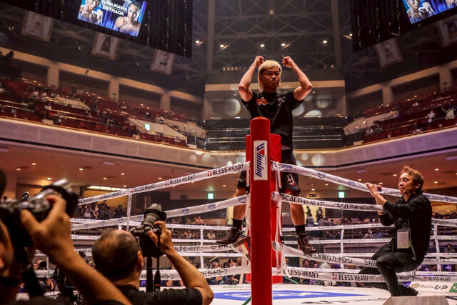 試合前、客入れ前の国技館のリングを入念に確かめた天心は勝者のアピールの予行演習