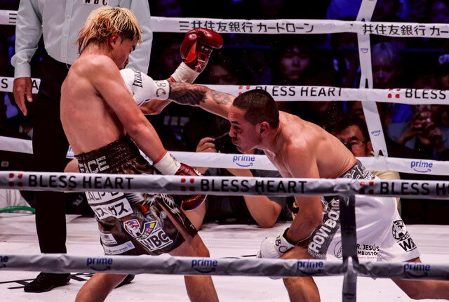 エストラーダの右を被弾する天心