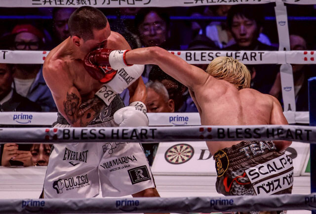 176センチのリーチから繰り出す天心のロングフックがエストラーダに炸裂。試合序盤からお互い有効打の応酬を見せたが、踏み込む力とスピードは天心に軍配が上がる