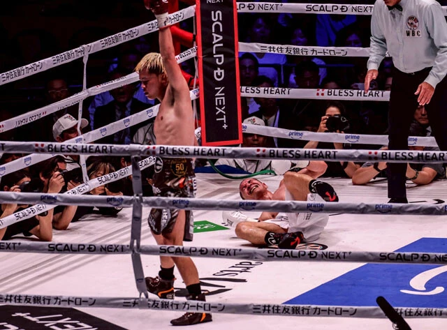 6R、頭をぶつけ合いながら天心の左ボディが決まるとエストラーダはたまらずダウン。かと思われたがエストラーダがバッティングを訴え、スリップ扱いとなった