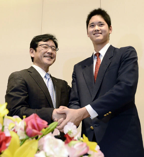 ドラフト1位で日本ハムへ入団し、23歳で海を渡った大谷（右）