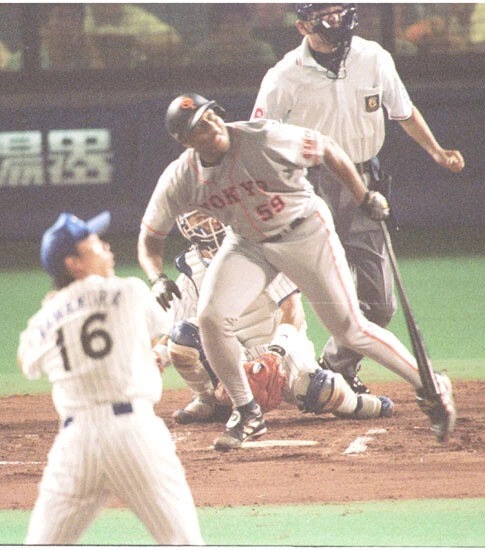 【夜空に消える場外満塁HR】バルビーノ・ガルベス（巨人／1999.8.13 vs横浜）　あっという間にハマスタのレフト場外へと消えた推定飛距離140mのグランドスラム。ゴジラ・松井秀喜も「飛距離はかなわない」と舌を巻いたカリブの怪人の一撃は、この年自身2本目の満塁弾。先発として投げた4シーズンで10本塁打を放っている。