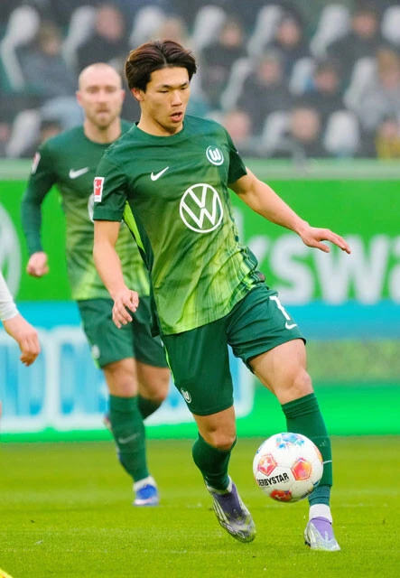 今冬、ヴォルフスブルクへ移籍した塩貝。「2025年の1年間、途中出場で11ゴール。オランダ国内の途中出場ゴール記録です」（ミムラ氏）