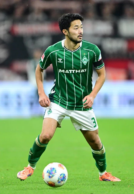 ドイツ1年目で躍動する菅原。「定評があった守備に加え、最近は攻撃面でも森保監督の評価を高めています」（ミムラ氏）