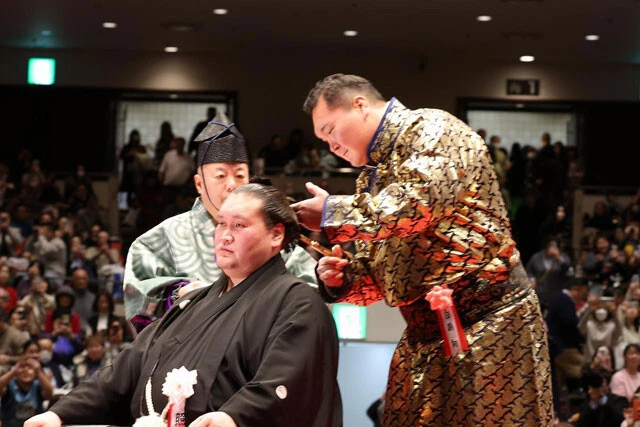 昨年夏場所後に相撲協会を退職した白鵬（元宮城野親方）は、ド派手なモンゴルの伝統衣装で登場。伯乃富士、義ノ富士ら、元宮城野部屋の力士は、伊勢ヶ濱部屋の力士として、照ノ富士が育成していくことになる