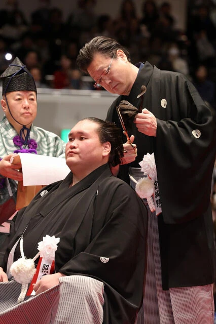 照ノ富士が所属していた間垣部屋が閉鎖になると決まった時に、照ノ富士を受け入れたのが師匠（元伊勢ヶ濱親方＝元横綱・旭富士＝現宮城野親方）だった。負傷などの影響で、大関から序二段まで陥落した時も励まし続けた師匠のおかげで横綱に。止め鋏を入れた