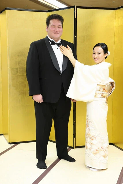 バッチリと整髪後、モーニングに着替えて、ドルジハンド夫人にネクタイを直してもらう。長男のテムジンくんは、3歳で29キロというビッグサイズ。「本人がなりたいのなら、力士になることは反対しない」と父親の顔を見せた照ノ富士