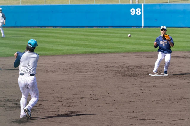 池山ヤクルトのキーマンとされるのが長岡秀樹（左）と内山壮真（右）の「そまひでコンビ」。長岡は定位置のショート、内山は今季からセカンドなど内野に挑戦しており、二遊間を組む可能性も