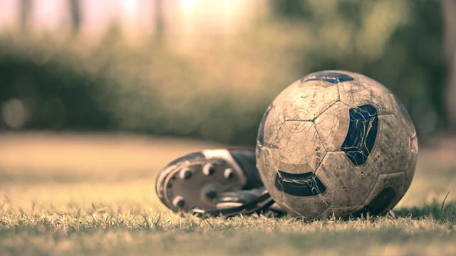 ヴィンテージのサッカーボールとスパイクのイメージ画像