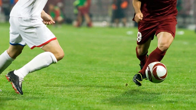 競り合う2人のサッカー選手のイメージ画像