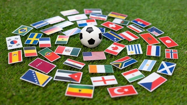 サッカーボールの周りに置かれた世界各国の国旗