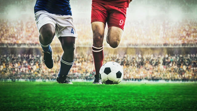 競り合う2人のサッカー選手のイメージ画像